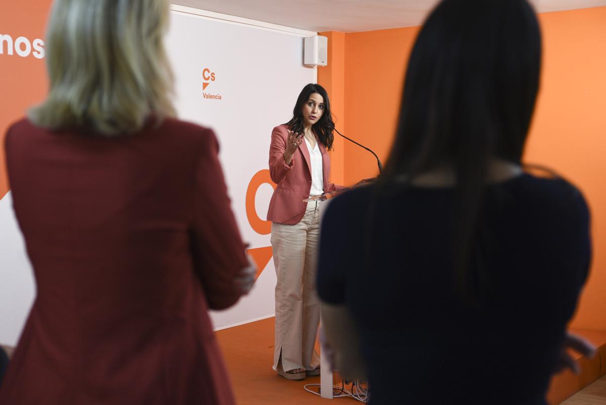 Arrimadas y de espaldas María Muñoz y Ruth Merino