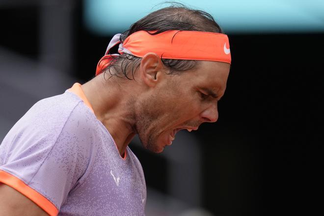 Rafael Nadal celebra un punto en el partido de tercera ronda del Mutua Madrid Open ante Pedro Cachín.