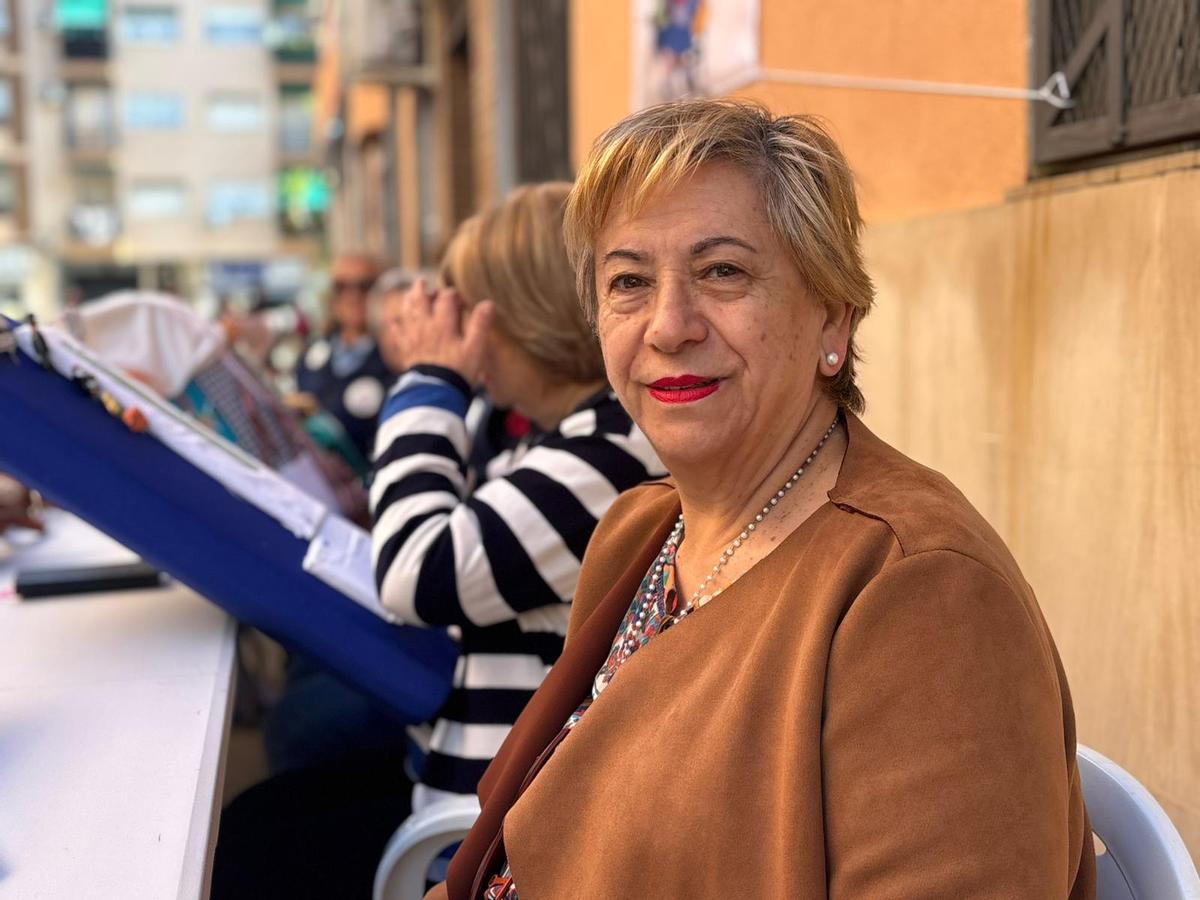 Isabel Ramos Fernández, presidenta de la Asociación de Encajeras Ciudad de Badajoz, en San Roque.