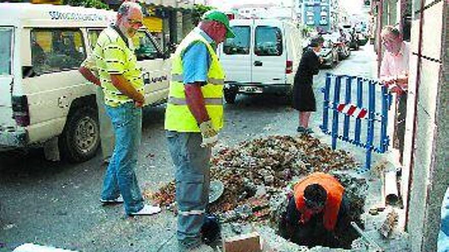 Una de las recientes roturas de la red de abastecimiento en la avenida de Portugal. / IÑAKI OSORIO