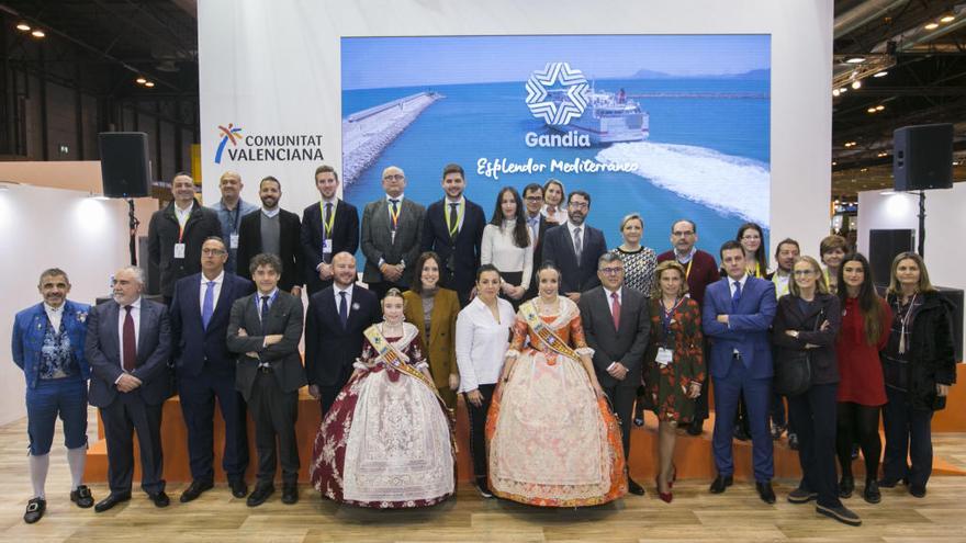 La delegación gandiense al completo, junto a Toni Gaspar, Francesc Colomer y Juan Carlos Fulgencio, ayer.