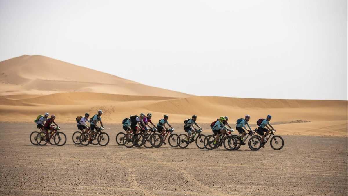 Diversos ciclistes disputant la Titan Desert