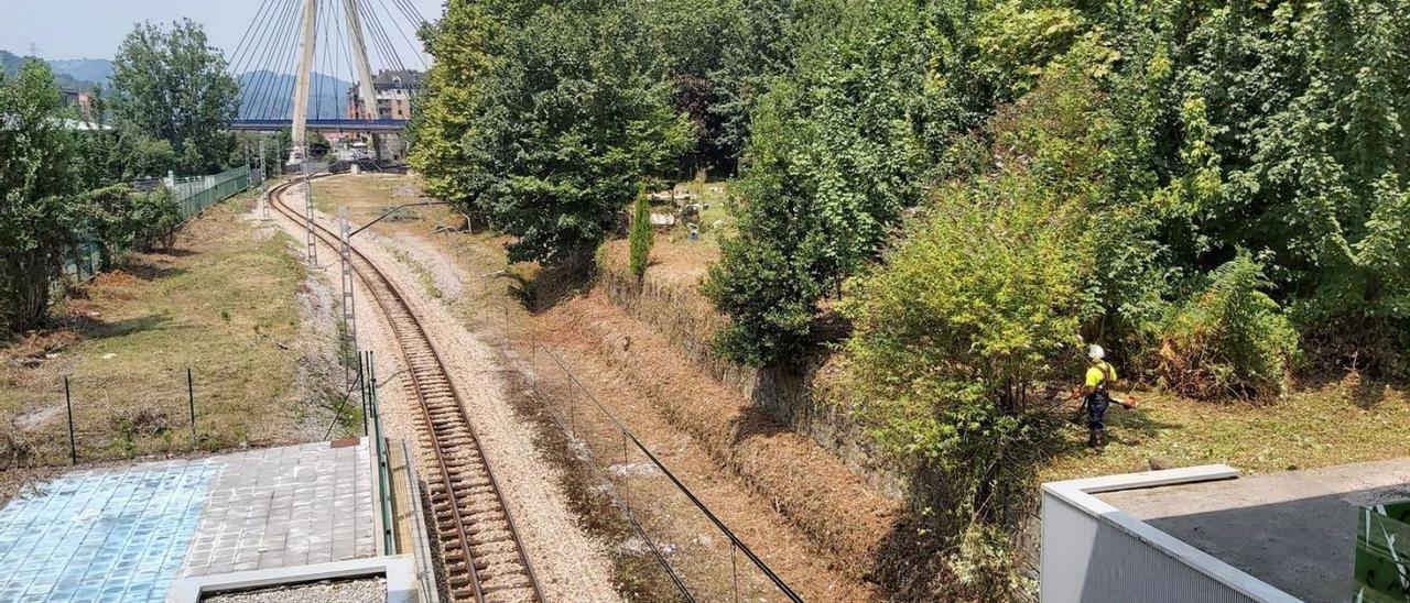 La zona próxima a la nueva estación de Sama, en Los Llerones, donde se acometen las primeras actuaciones. | E. P.