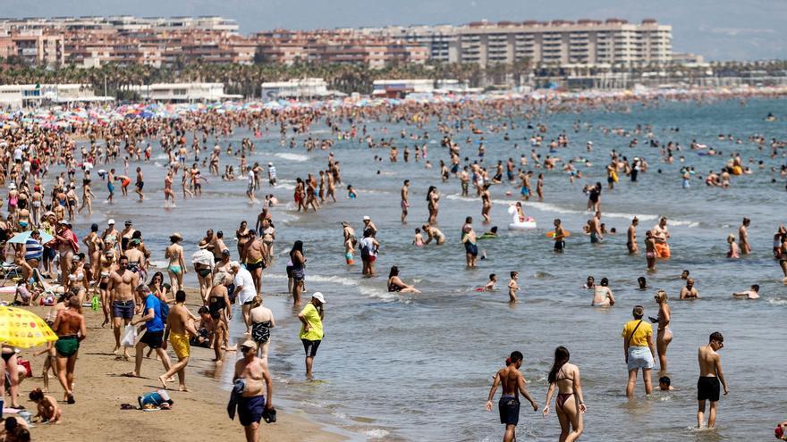 Domingo de calor extremo en las playas de València que lucen hasta la bandera