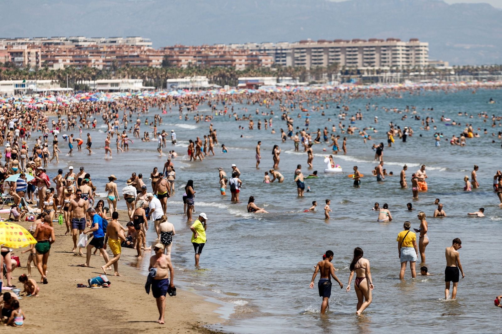 Domingo de calor extremo en las playas de València que lucen hasta la bandera