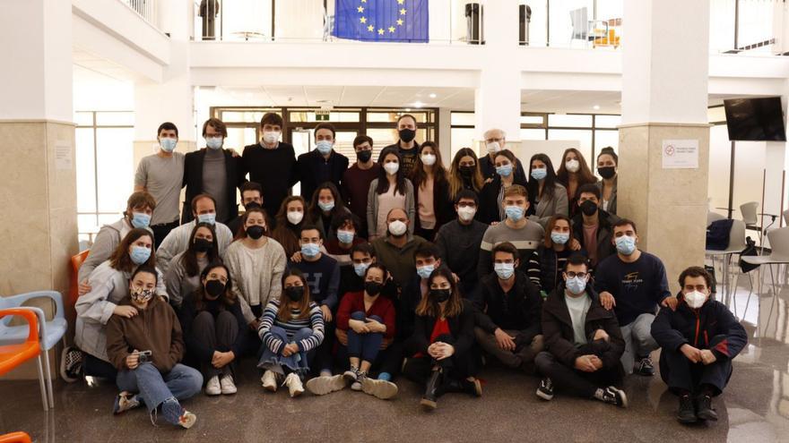 Parte de los miembros de la asociación, durante un acto. |