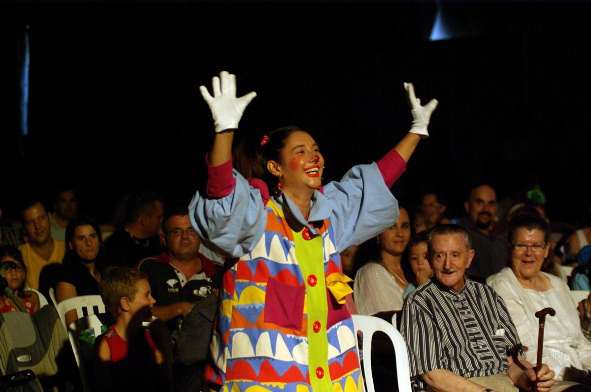 Tina Madrina. De fondo, Miguel Pino