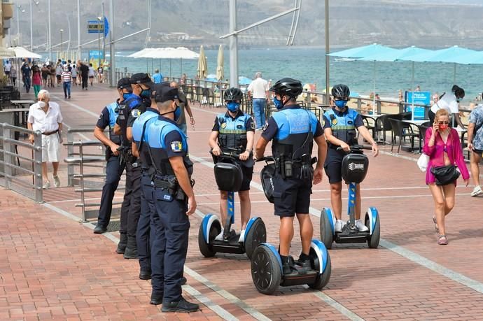 28-08-2020 LAS PALMAS DE GRAN CANARIA. Playa de Las Canteras.  La Policía Local intensifica los controles por las nuevas normativa anti covid. Fotógrafo: ANDRES CRUZ  | 28/08/2020 | Fotógrafo: Andrés Cruz