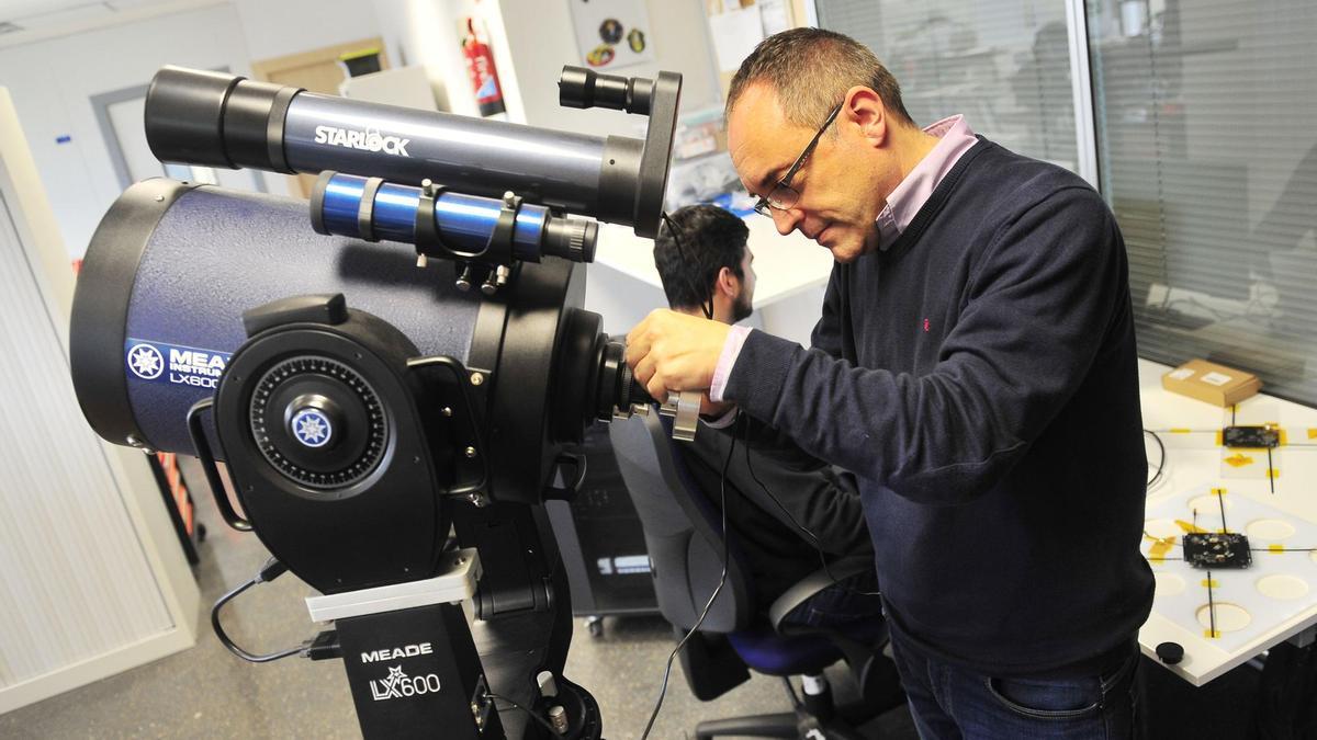 El cofundador de Emxys, Francisco García de Quirós, prueba un telescopio.