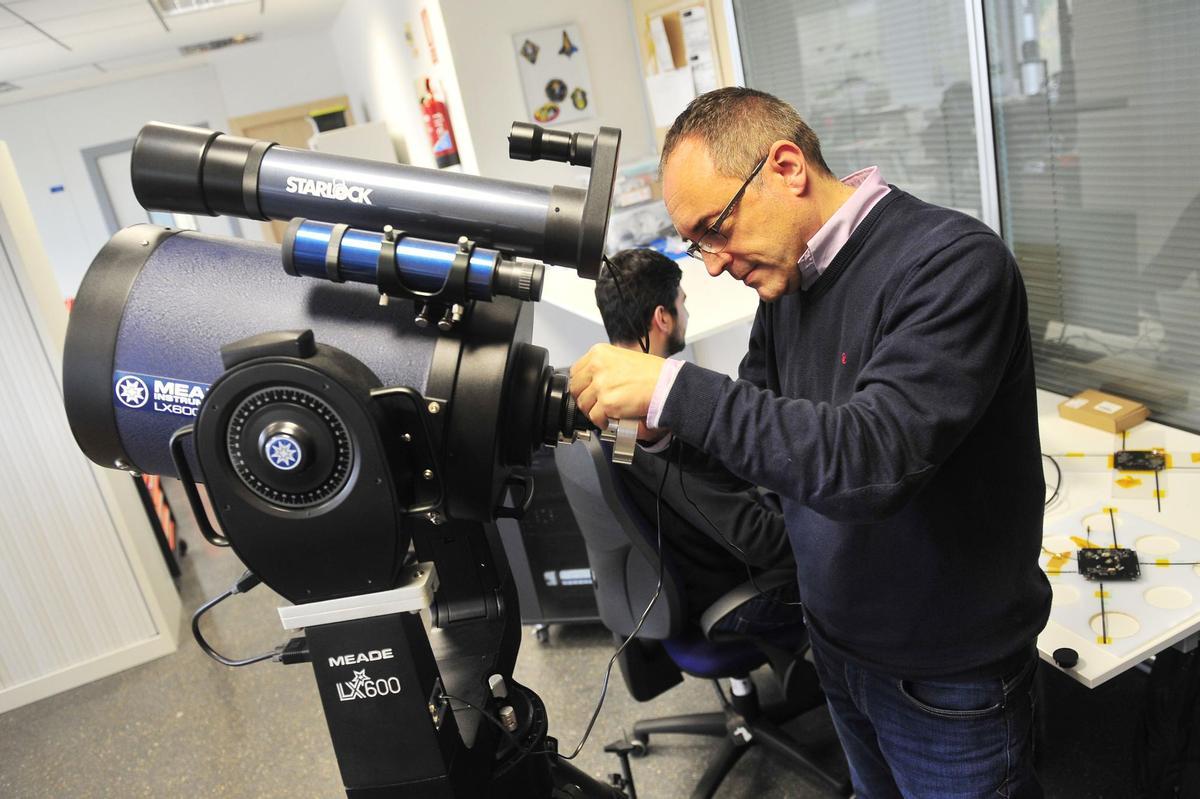 El cofundador de Emxys, Francisco García de Quirós, prueba un telescopio.