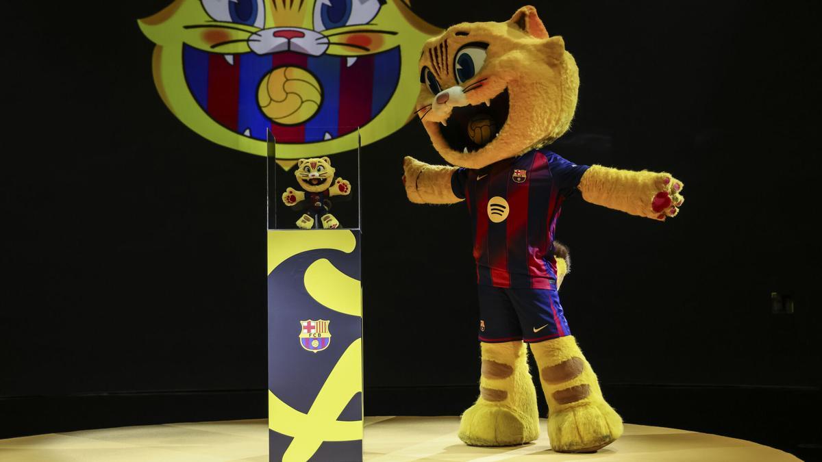Presentación del peluche CAT, mascota del FC Barcelona, con CAT y miembros de Grangel Studios que colaboraron en la creación de CAT en el Barça Immersive Tour el 4 de diciembre de 2025 en Barcelona.