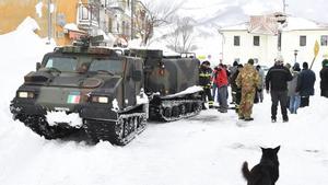 Miembros del Ejército italiano llegan con víveres a Campotosto, el 19 de enero.