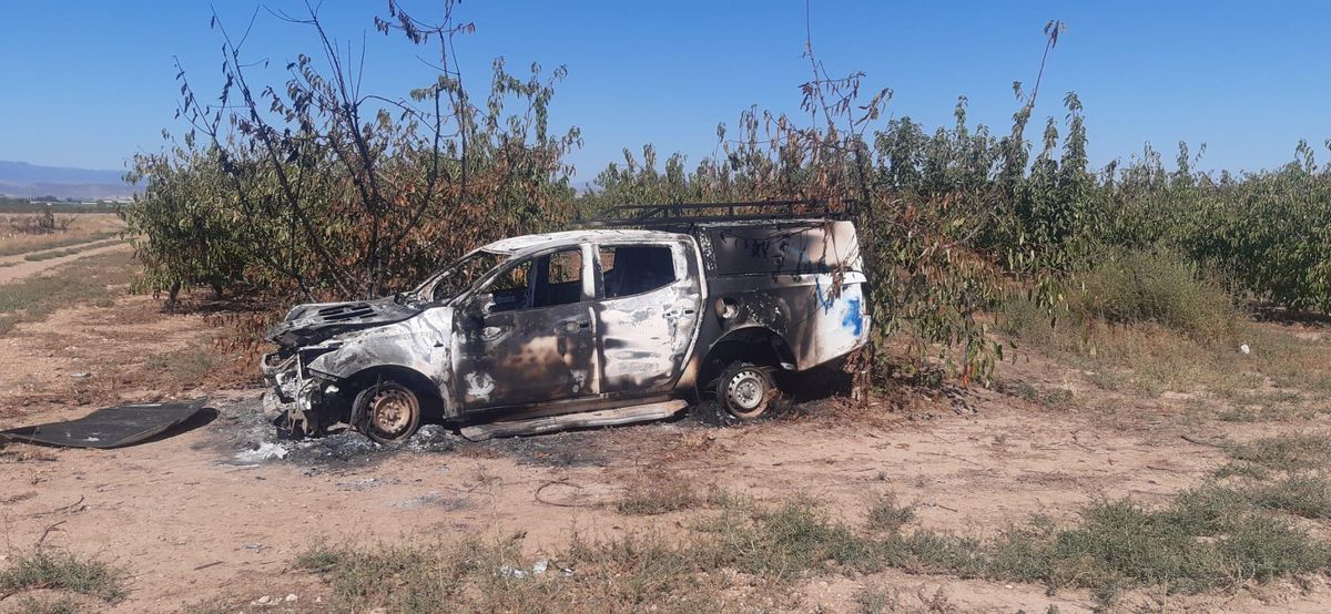 Los vándalos también quemaron esta otra furgoneta en la Comarca de Valdejalón.