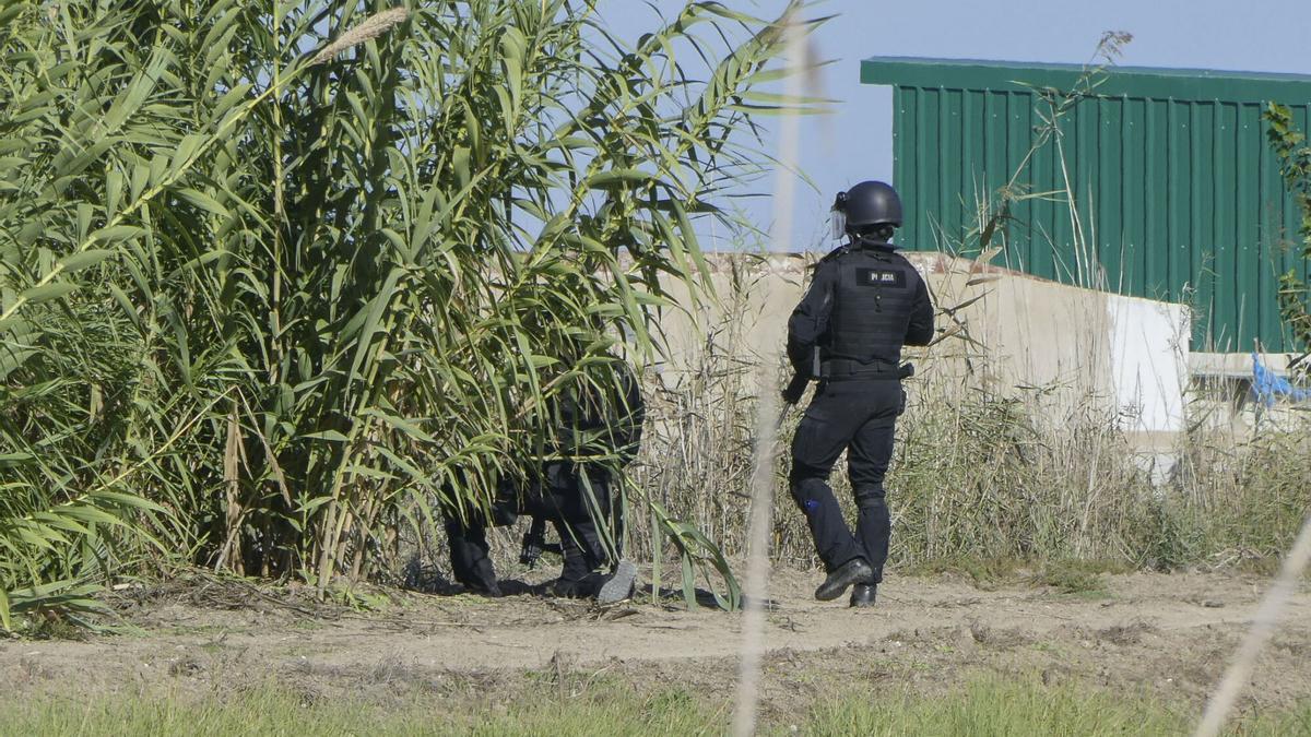 Agentes de la Policía Nacional desplegados en Isla Mayor.