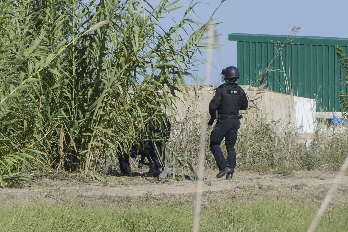 Agentes de la Policía Nacional desplegados en Isla Mayor.