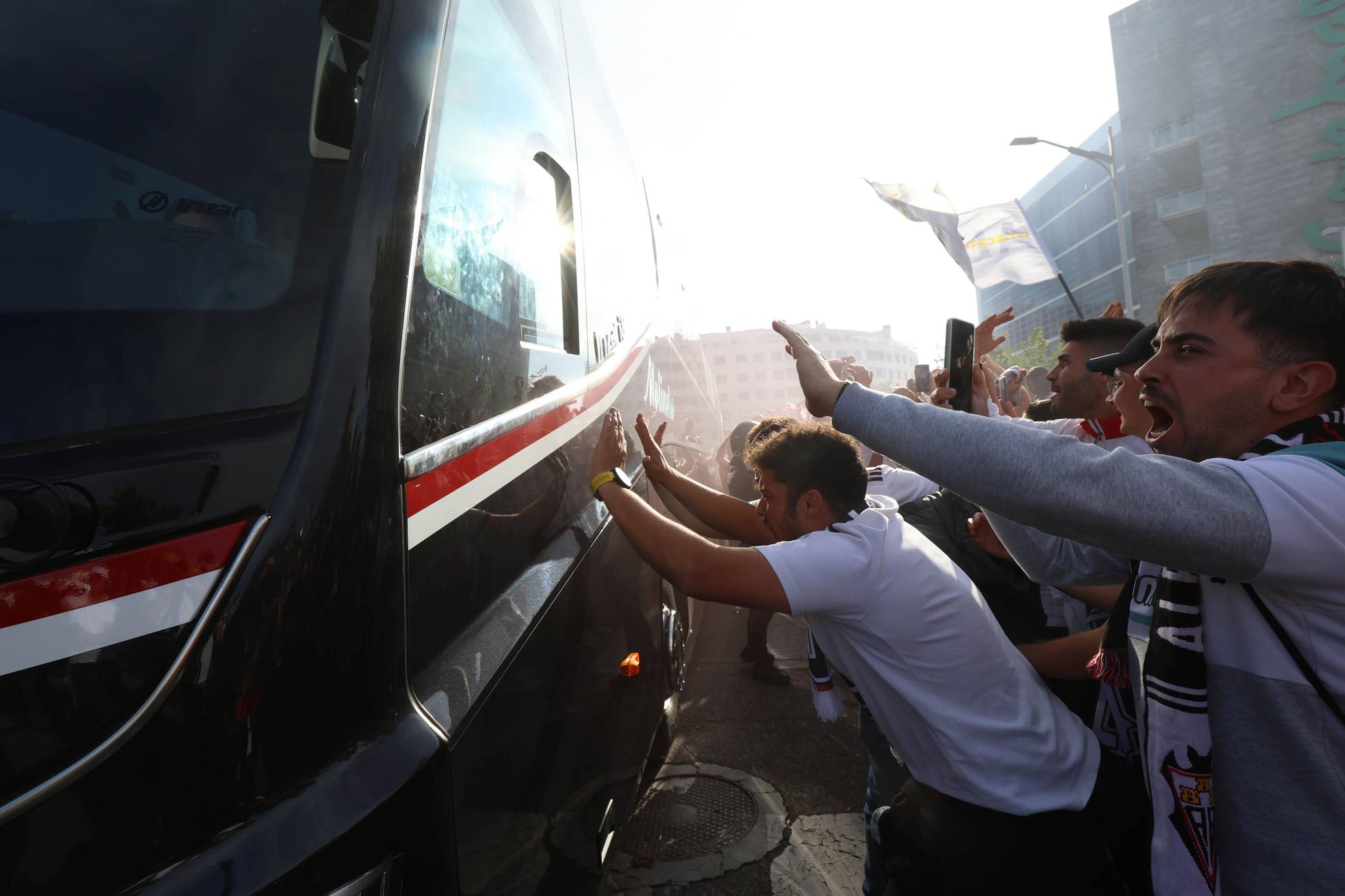 La afición del Levante, junto a su equipo en Albacete