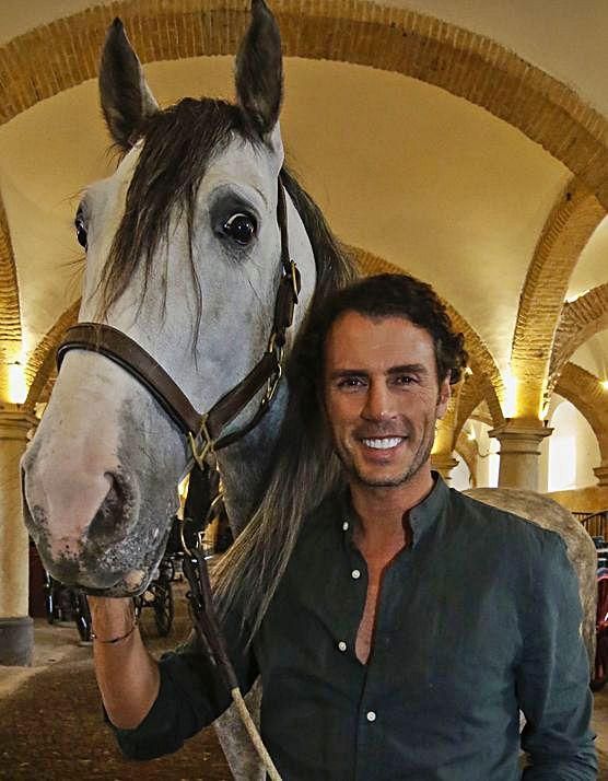 Finito de Córdoba posa junto a un caballo.