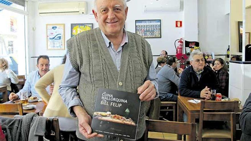 Gabriel Roca Juan, en los fogones del bar Can Biel Felip, ubicado entre el Conservatori y Son Pardo.