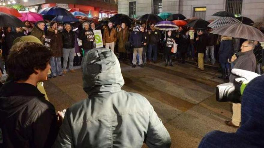 Más de 200 personas acudieron a la concentración para mostrar su rechazo a la prórroga de Ence. // Gustavo Santos