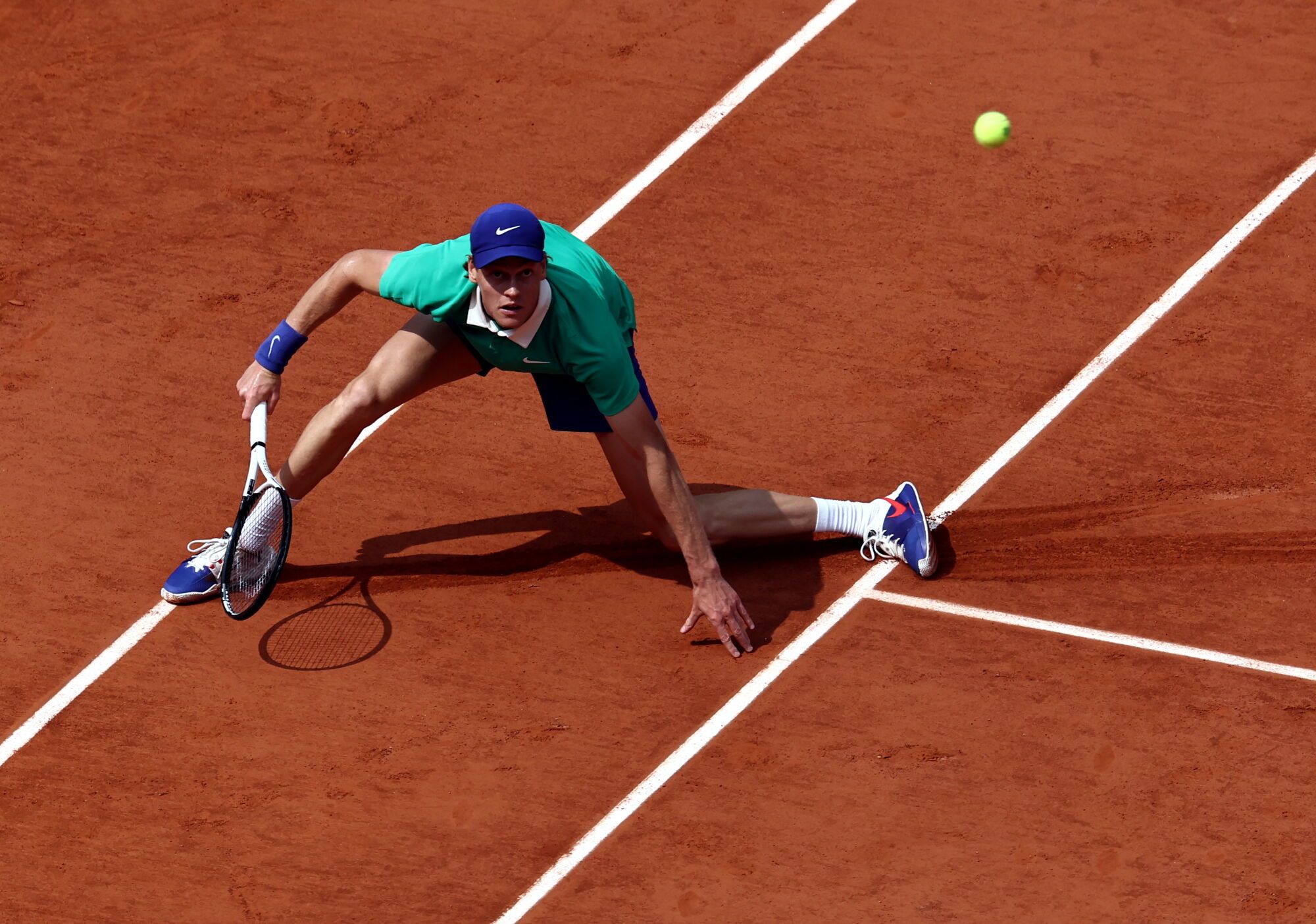 PARIS (France), 08/06/2025.- Jannik Sinner of Italy in action during his Men's final match against Carlos Alcaraz of Spain at the French Open Grand Slam tennis tournament at Roland Garros in Paris, France, 08 June 2025. (Tenis, Abierto, Francia, Italia, España) EFE/EPA/CHRISTOPHE PETIT TESSON