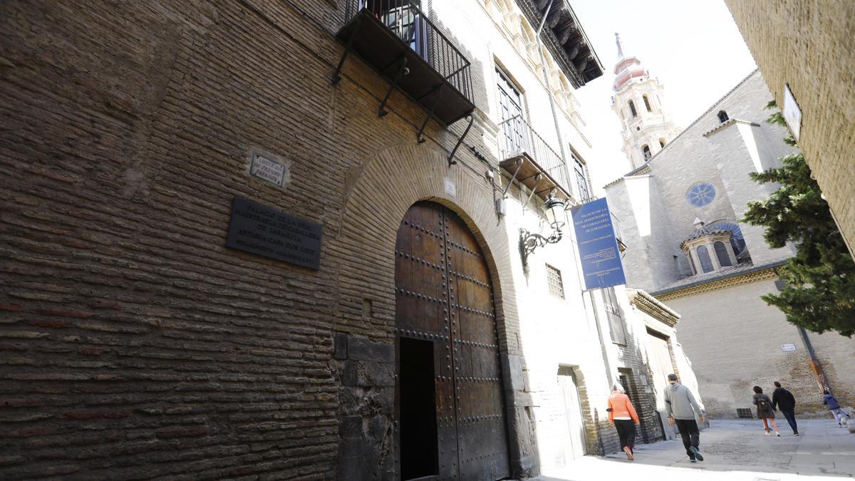 La sede de la Real Maestranza de Caballería de Zaragoza está en la calle Diego Dormer, en un palacio del siglo XVI.