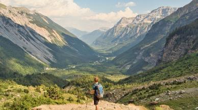 Así es una de las cascadas más impresionantes de España: la ruta de senderismo que no puedes perderte este verano