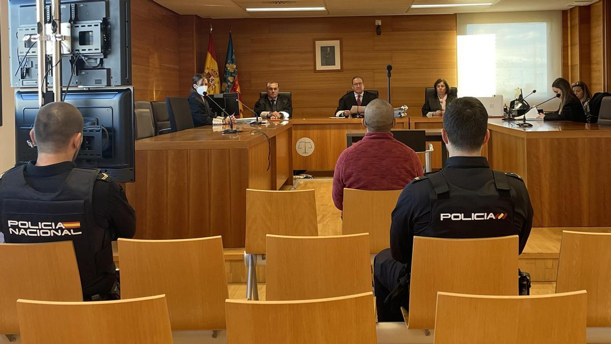 El condenado, custodiado ayer por dos agentes de la Policía Nacional.