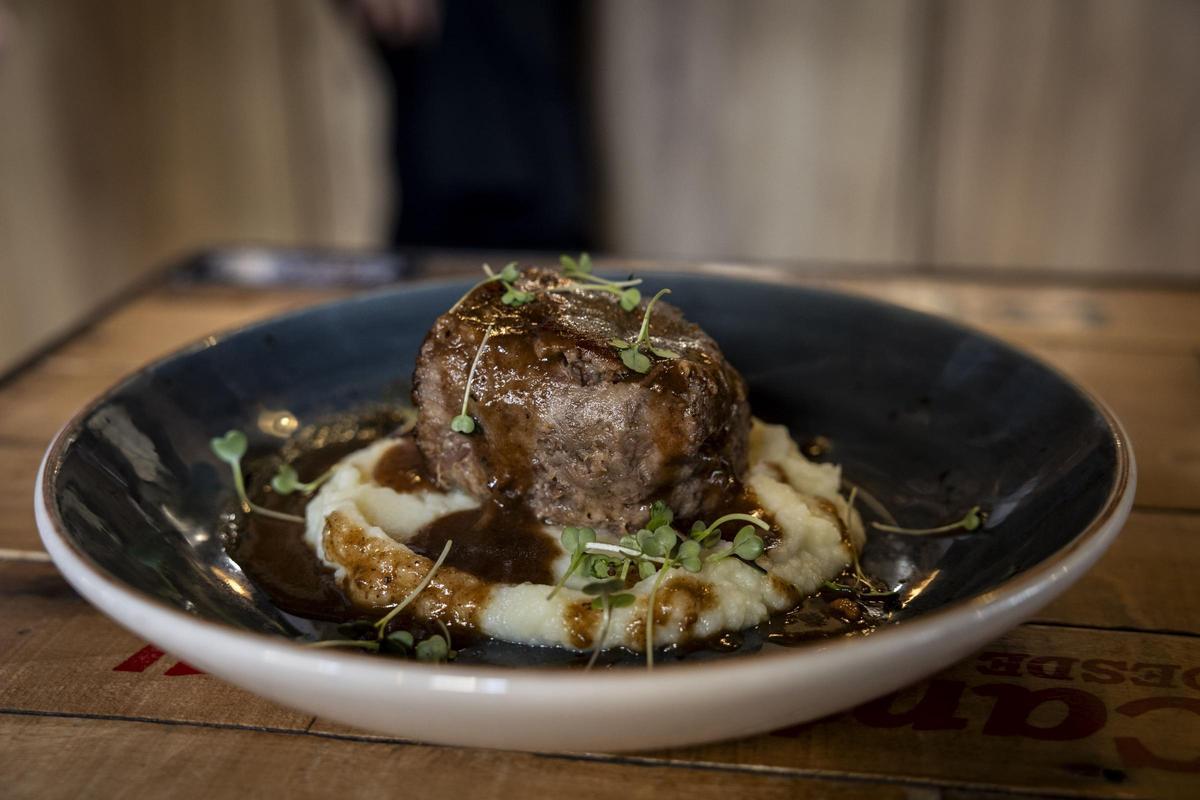 En imágenes | La Cava, el restaurante del Actur que conquistó al barrio más exigente de Zaragoza con su cocina mediterránea