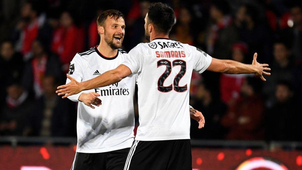 Seferovic (izq) celebrando su gol