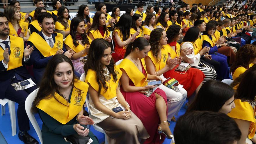 Los futuros médicos celebran su graduación por todo lo alto en el Multiusos Fontes do Sar