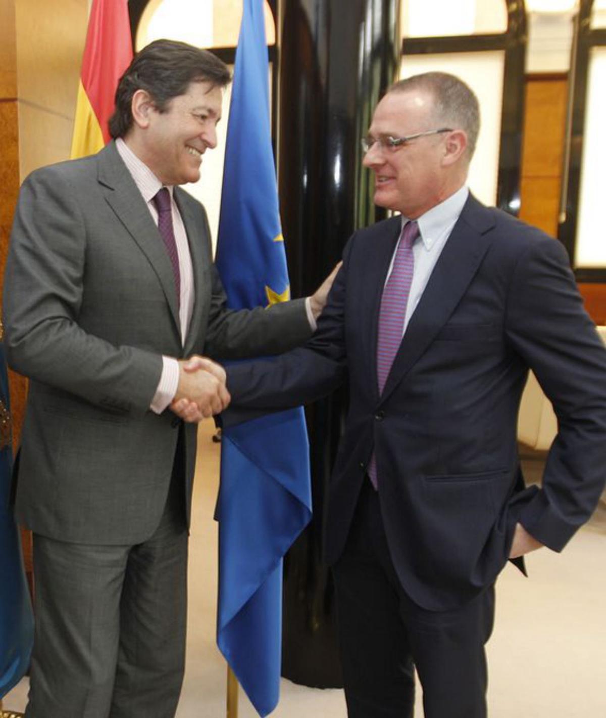 Diego Canga con el entonces presidente del Principado, Javier Fernández, quien le concedió la Medalla de Plata de Asturias y lo integró en su «comité de sabios».