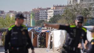 Barcelona inicia el desalojo del asentamiento de barracas del puente del Treball Digne de la Sagrera