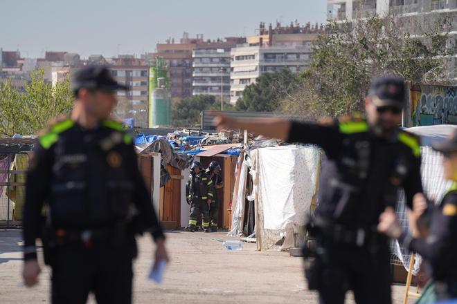 Barcelona inicia el desalojo del asentamiento de barracas del puente del Treball Digne de la Sagrera