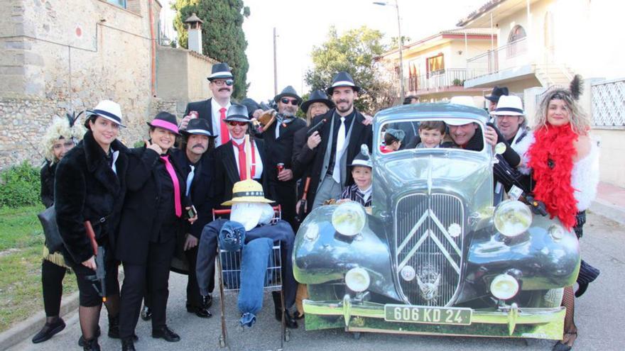 Una colla a la rua del Carnaval de Fortià. | BASILI GIRONÈS