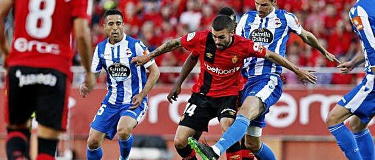 Vicente Gómez, jugador del Deportivo y ex de la UD, intenta quitarle el balón a Dani Rodríguez, del Mallorca, durante el partido del domingo pasado en Son Moix.