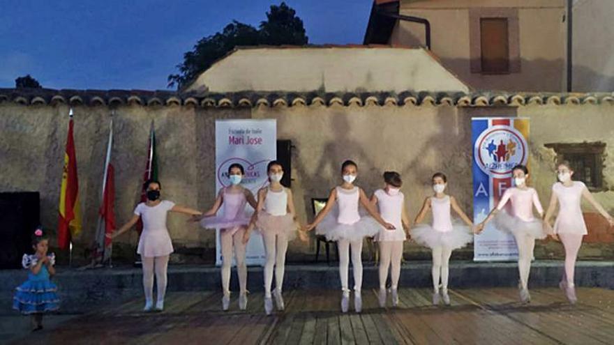 XVII Festival del Alzhéimer en Villanueva de Azoague: Baile para todos los gustos