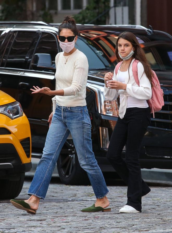 Katie Holmes con vaqueros rectos 'cropped' y top crudo