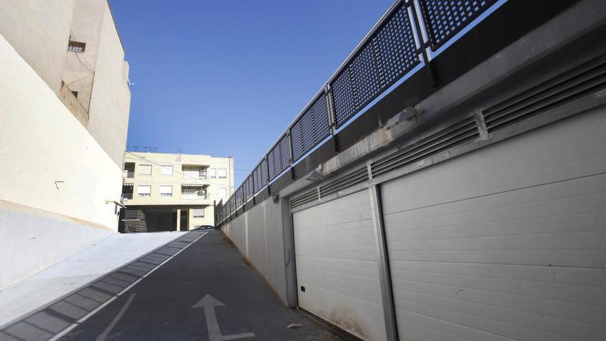 Rampa de salida del aparcamiento, en la que se ha instalado una puerta de protección.