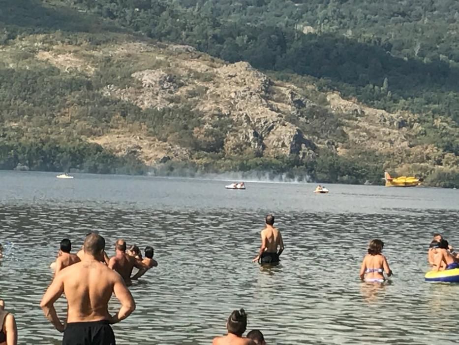 Los hidroaviones cogen agua en el Lago de Sanabria