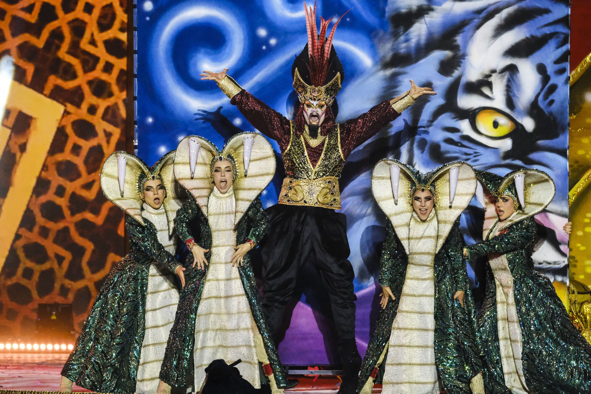 Número 2. Drag Hefesto (Yeremi González Hernández) Con el patrocinio de Ángel Díaz Tattoo y un diseño de Néstor Santana presenta el espectáculo ¡Uf! ¡Qué mal genio, guapa!