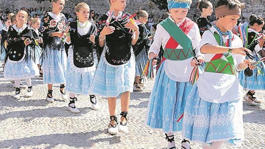 Peñíscola rinde tributo a sus mayores con horchata y los bailes de los más pequeños