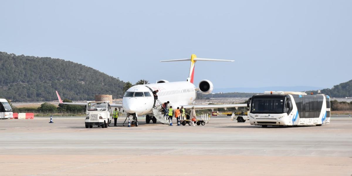 Avión estacionado en la plataforma del aeropuerto de Ibiza, este año.