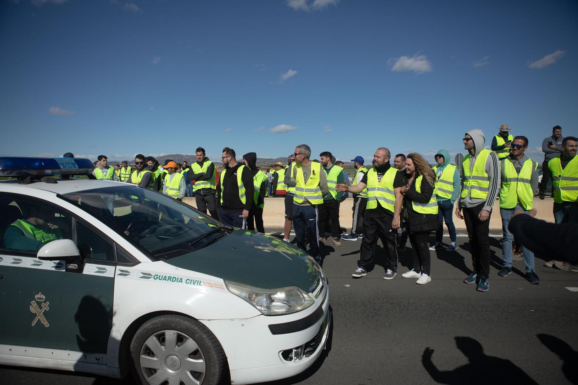 FOTOS: Las protestas de los agricultores desalojados de la AP-7 entre San Javier y Los Alcázares, en imágenes