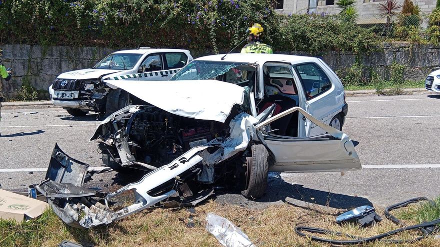 Excarcelan y trasladan en helicóptero a una persona tras un violento choque entre dos vehículos en Salvaterra