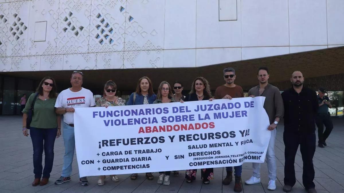 Funcionarios de Violencia sobre la Mujer protestan por la sobrecarga de trabajo el pasado octubre en Córdoba.