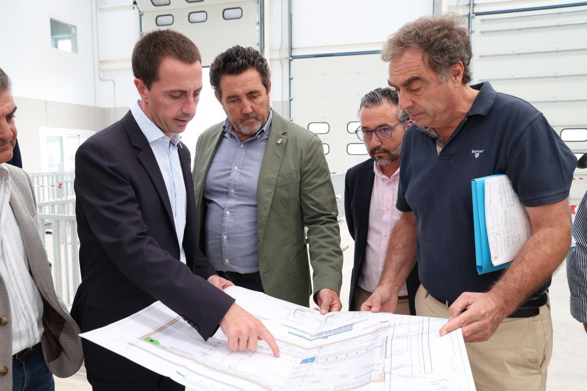 El presidente del Consell de Mallorca, Llorenç Galmés, y el alcalde de Calvià, Juan Antonio Amengual, en una visita a la nueva estación de ITV que abrirá próximamente en el municipio.