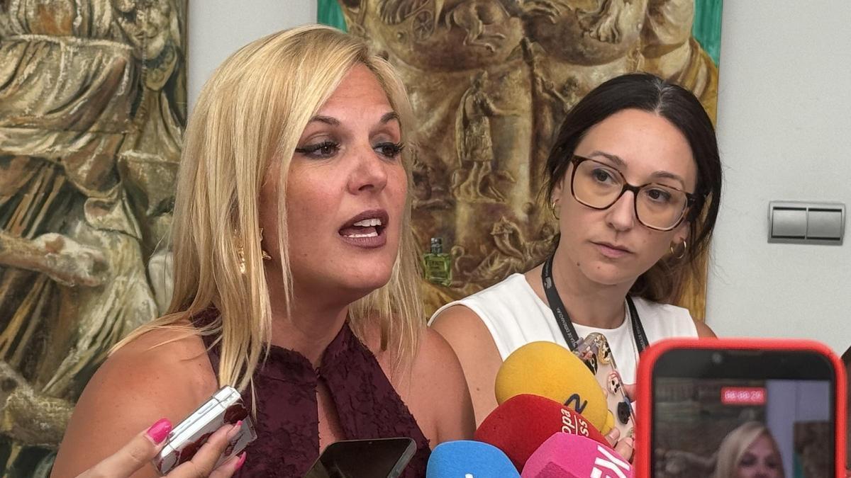 Elena Manzano atiende a los medios en la Asamblea de Extremadura.
