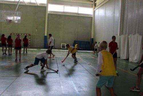 La selección española de hockey se entrena con alumnos del American School of Valencia de Puzol