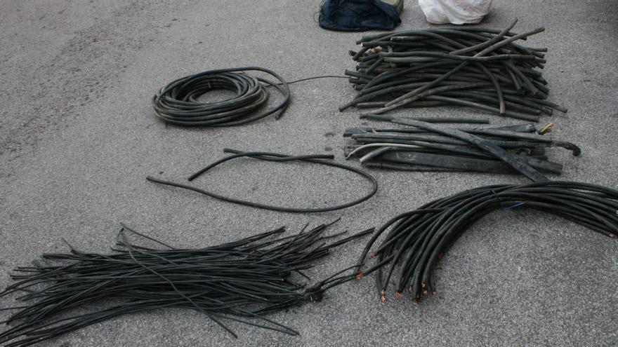 Un robo de cobre en 6,7 km del tendido telefónico causó 157.000 euros en daños y dejó pueblos sin servicio en Valdeorras