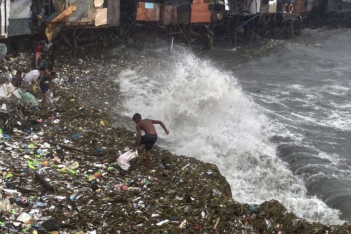 Un muerto y miles de desplazados tras el paso del tifón Doksuri por el norte de Filipinas